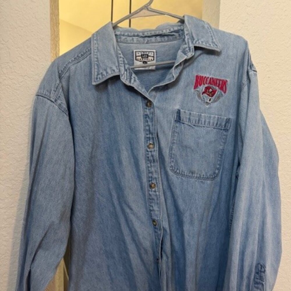 Tampa Bay Buccaneers Vintage 100 % Cotton Button Down